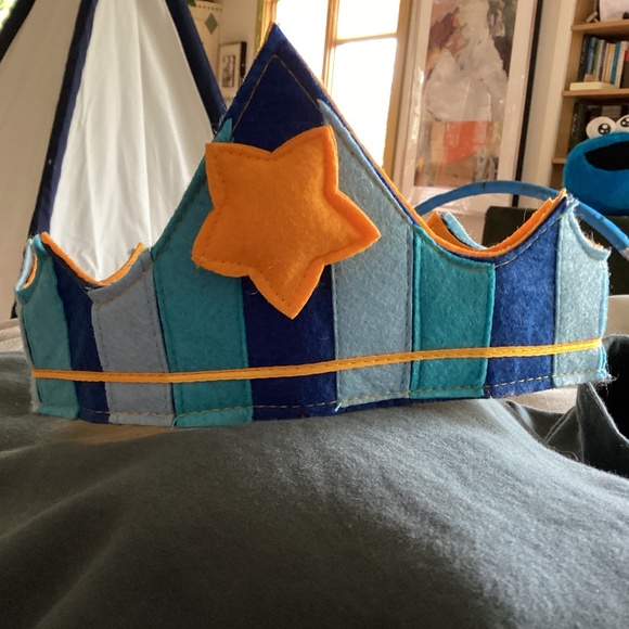 Felted crown - Picture 3 of 3